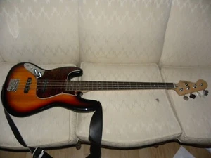 Bajo Fender para zurdos - Imagen 1 de 18