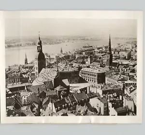 Vista aérea de los tejados de Riga Letonia ciudad europea 1941 arquitectura foto de prensa - Imagen 1 de 2
