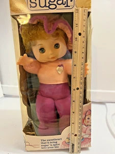 Muñeca bebé azúcar Fun World vintage cabeza de vinilo Hong Kong nos nueva en caja - Imagen 1 de 20