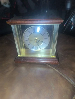 Reloj de escritorio Bulova Ambiance con columnas metálicas B7651-madera y tono dorado Foto 1 de 3