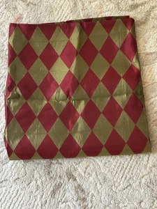 Katherine's Collection Wayne Kleski rot & gold Harlekin Stoff 112”x 64” - Bild 1 von 1