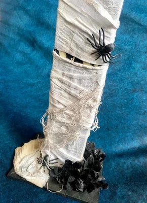 Placa de piso de madera vintage hecha a mano decoración de Halloween ojos mirando momia Foto 1 de 4