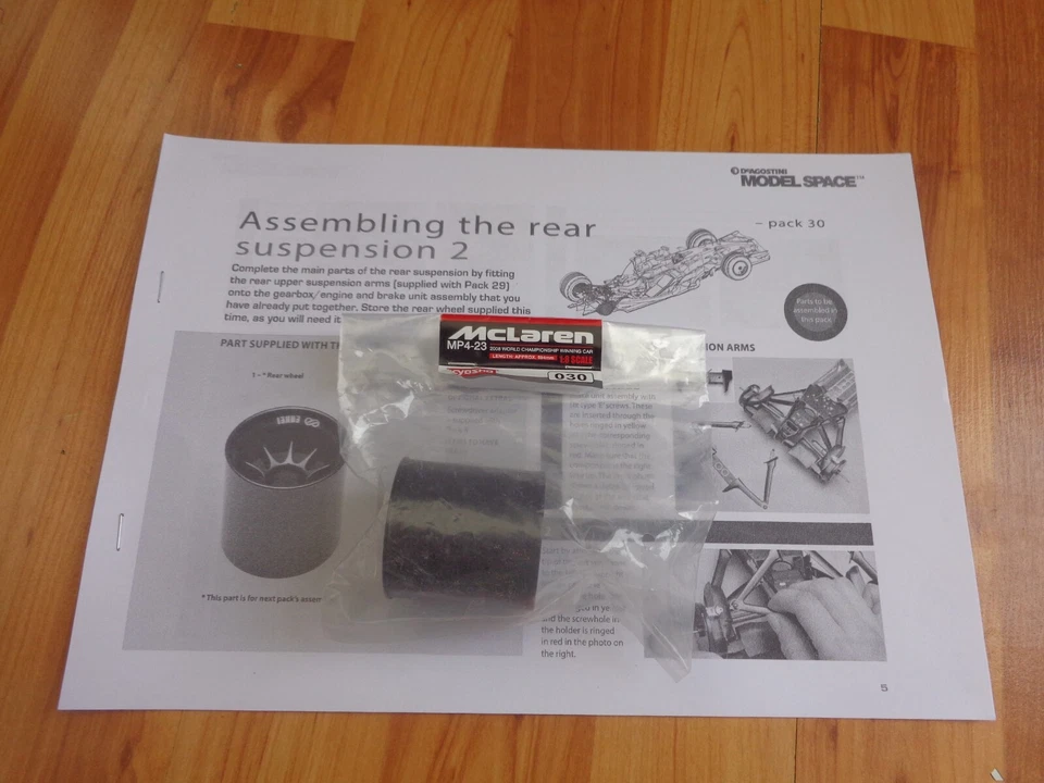 ISSUE 30 DEAGOSTINI 1/8 BUILD YOUR OWN MCLAREN MP4/23 LEWIS HAMILTON 2008 F1 CAR - Image 1 of 1