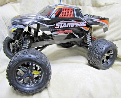 TRAXXAS STAMPEDE XL-5 2WD CAMINHÃO DE CONTROLE REMOTO TITAN 12T 550 MOTOR ESCOVADO COM CARRO DE CONTROLE REMOTO - Imagem 1 de 4