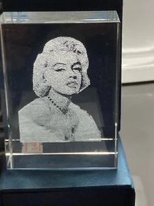 Cubo di vetro cristallo inciso taglio laser MARILYN MONROE deco/fermacarte 2D - Foto 1 di 3