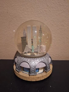 Globo de nieve musical animado horizonte de Macy's Twin Towers/Nueva York de colección funciona - Imagen 1 de 4
