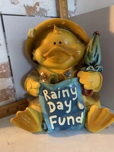 De colección Rainy Day Fund Baby Duck Alcancía Equipo de Lluvia Paraguas 10"x9" - Imagen 1 de 6