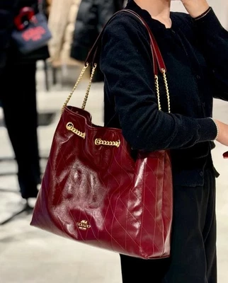 Bolso de Hombro Coach Lujoso Grande Acolchado Suave con Detalle de Cadena Dorada Foto 1 de 4