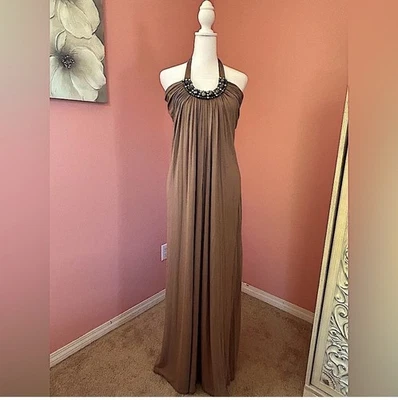 Love Culture Maxi Vestido Largo Color Topo Halter con Escote Embellecido LG Foto 1 de 4