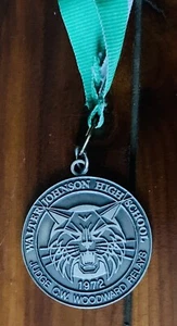 Medalla Walter Johnson High School 1972 tono plata con cordón relé CW Woodward - Imagen 1 de 3