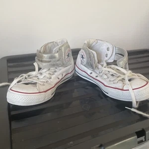Scarpe da ginnastica Converse, All-Star, Chuck Taylor, taglia 7 bianco argento, dettagli rossi - Foto 1 di 11