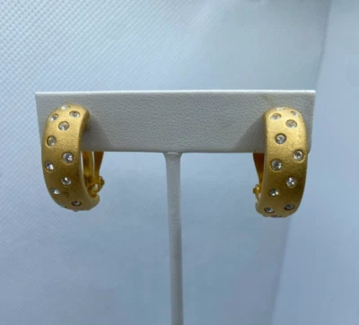 Brincos com clipe de meio aro de 1 pol. de ouro escovado e cristal transparente marca Swarovski - Imagem 1 de 4