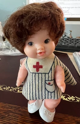 De colección 1966 Uneeda Doll Co - Pee Wee Baby Doll - Morena - Traje de enfermera - 4" Foto 1 de 4