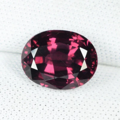 3.74 ct  LUSTROUS  PURPLE PINK - NATURAL RHODOLITE GARNET Oval  See Vdo 5849 DR - Image 1 of 2