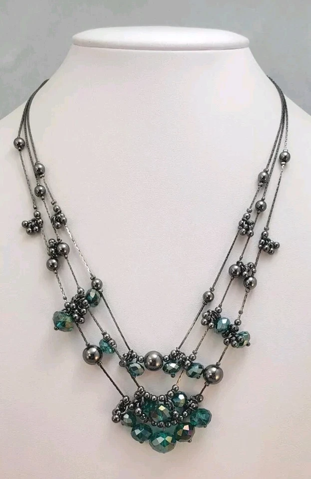 Collar de metal tono plata oscuro con racimo de cuentas de cristal verde Coldwater Creek Foto 1 de 1