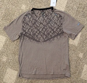 $80 Men's M Slim Fit Nike Dri-FIT ADV Run Division Running Shirt Top DQ4778-011 - Picture 1 of 3