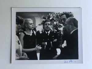 POL704 Polaroid Photo de Plateau Vintage Cinéma Michel Piccoli Claudia Cardinale - Picture 1 of 1