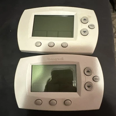 Honeywell TH6220D1028 Programmable Thermostat Turns On Not Tested With WallMOUNT - Image 1 of 2