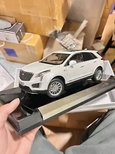 1:18 Scale Cadillac XT5 AWD White Diecast Model Car - Picture 1 of 24