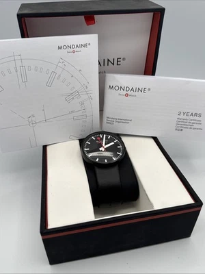 Reloj Mondaine Clásico Correa Negra y Esfera Negra 42mm A660.30328.64SBB Foto 1 de 4