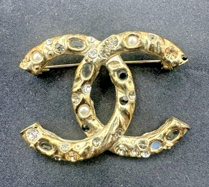 CHANEL BROCHE Metal Resina Cristal CC Oro A HECHO EN FRANCIA - Imagen 1 de 12