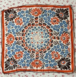 Pañuelo vintage años 40 naranja y marrón margaritas y azul Forget-Me-Nots - Imagen 1 de 3