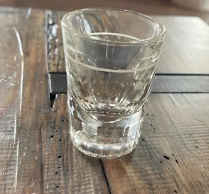 Vintage großes Schnapsglas 3 cm hoch schwerer dicker abgeschrägter Boden mit Pour Line - Bild 1 von 4