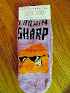 LOOKIN' SHARP ~ KÄSE ~ 2 Stück Micro Velour SOCKEN ~ Schuhgröße 4-10 ~ Neu mit Etikett ~ Unikat - Bild 1 von 2