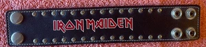 IRON MAIDEN - LOGO ARMBAND MIT NIETEN - Bild 1 von 3
