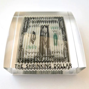 Billete de dólar vintage "THE SHRINKING DOLLAR" recubierto en pisapapeles Lucite - Imagen 1 de 5
