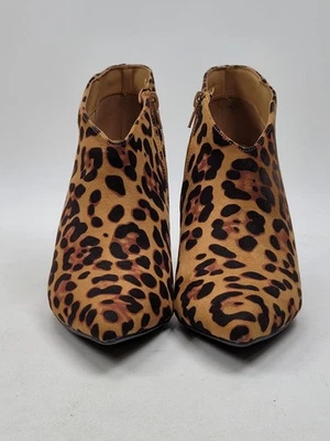 Journee Collection 女式 Demmi 尖头高跟短靴豹纹 9 码 — 第 1/4 张图片