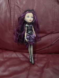 Muñeca Ever After High Raven Queen Rebel Primer Capítulo 2012 - Imagen 1 de 2