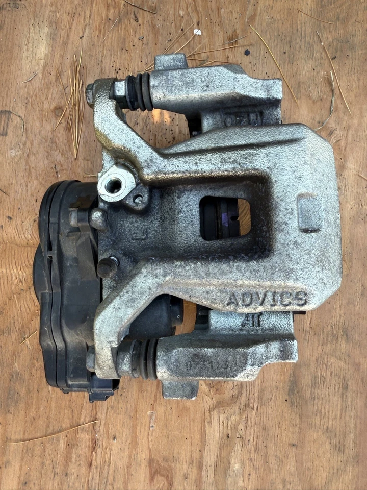  2018-2021 LEXUS NX300 AWD ЗАДНИЙ ЛЕВЫЙ СУППОРТ ДИСКОВОГО ТОРМОЗА С ПРИВОДОМ ОТ ОРИГИНАЛЬНОГО ПРОИЗВОДИТЕЛЯ  - Изображение 1 из 4