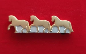 Schmucknadel Plastronnadel Brosche : 3aufgereihte Pferde silber/goldfarben - Bild 1 von 3