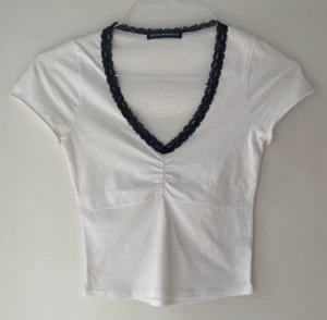 * BRANDY MELVILLE T-SHIRT TOP Ladies V Neck Short Sleeve White Black Lace - EUC - Picture 1 of 5