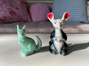 Estatuillas de cerámica de colección de ratón negro y canguro verde - Imagen 1 de 9