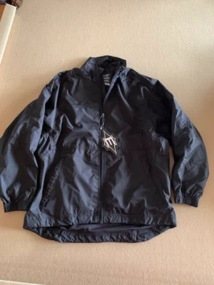 Nueva Chaqueta Easton Negra Juvenil XS Funciona Muy Grande Tal vez 10/12 Foto 1 de 4