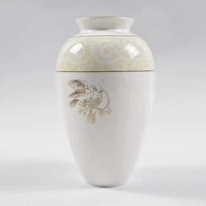 Vintage Wedgwood Bone China DEVOTION Vase Made In England Mint Condition Doves - Picture 1 of 10