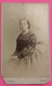 Mujer victoriana de la década de 1880 con hermoso vestido con cuentas gabinete tarjeta foto CDV Ipswich - Imagen 1 de 10