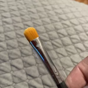 Younique CREAM SHADOW BRUSH New Oval Tapered Contour - Picture 1 of 3