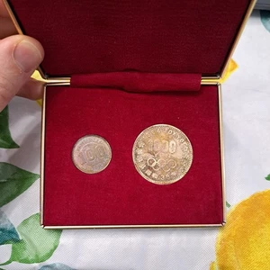 SET 2 MONETE OLIMPIADI 1964 GIAPPONE 100 E 1000 YEN - Foto 1 di 3