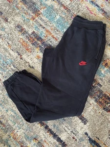 Pantalones deportivos Nike negros con rojo Swoosh Athleisure elásticos tobillo medianos - Imagen 1 de 9