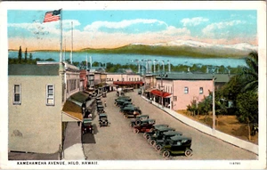 HILO, HAWAII - BUSY KAMEHAMEHA AVENUE - 1932 - OLD POSTCARD - Picture 1 of 2