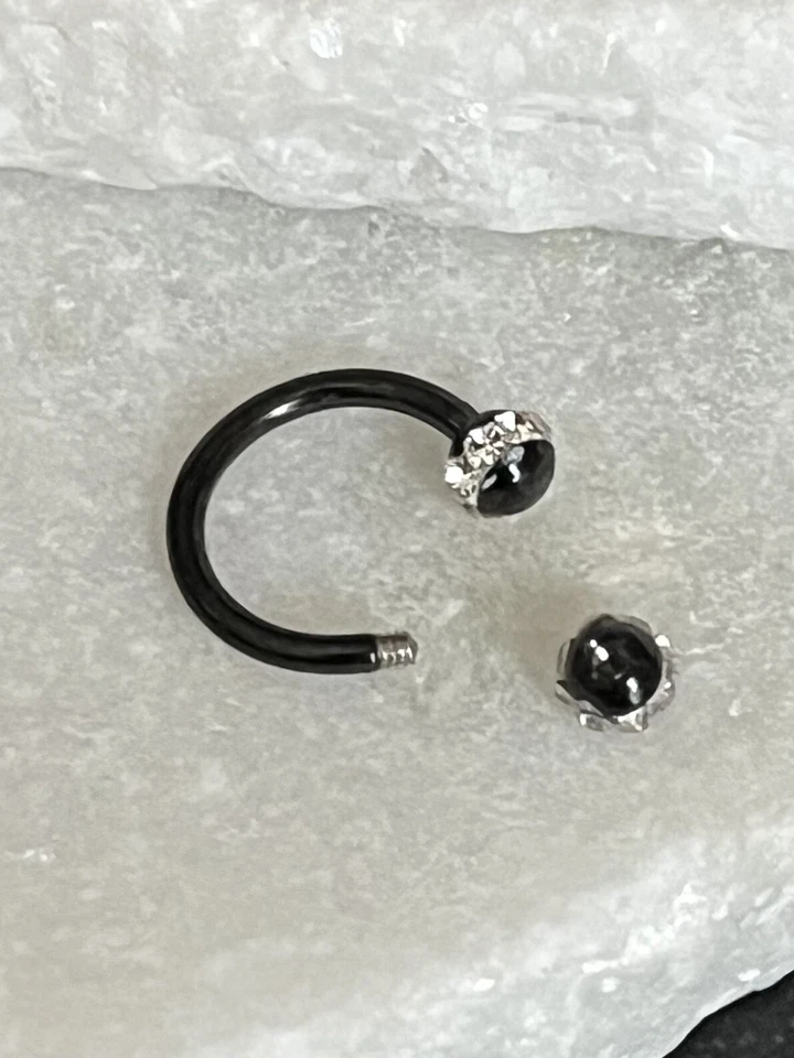 Anillo de tabique labio herradura barra circular negra pavimentada cristal 1 pieza 16 g Foto 1 de 1