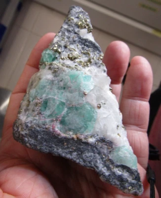 Roher Smaragd in seiner Quarz- und Pyrithytimmatrix - 267 g - Bild 1 von 4