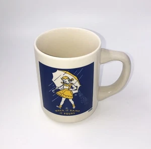 Morton Salt Girl When it Rains it Pours 1956 Werbung Kaffeebecher - Bild 1 von 4