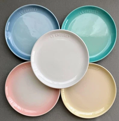 Set 5 piatti a sfera Le Creuset con scatola pastello arcobaleno 22 cm gres co... - Immagine 1 di 4