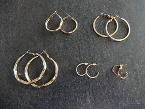 Menge 5 Paar durchbohrte goldfarbene Creolen Größe 1/2" bis 2" - Bild 1 von 5