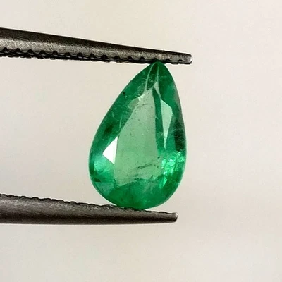 0.78ct Natural Emerald beautiful pear shape nice green good luster gemstone - Image 1 of 3