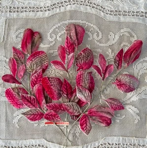 3 Vintage Sprays Velvet Leaves Millinery Japan NOS Lovely Raspberry Pinks - Bild 1 von 3